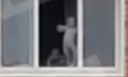 Маленькие дети были замечены на подоконнике открытого окна многоэтажного дома в Родниках (ФОТО)