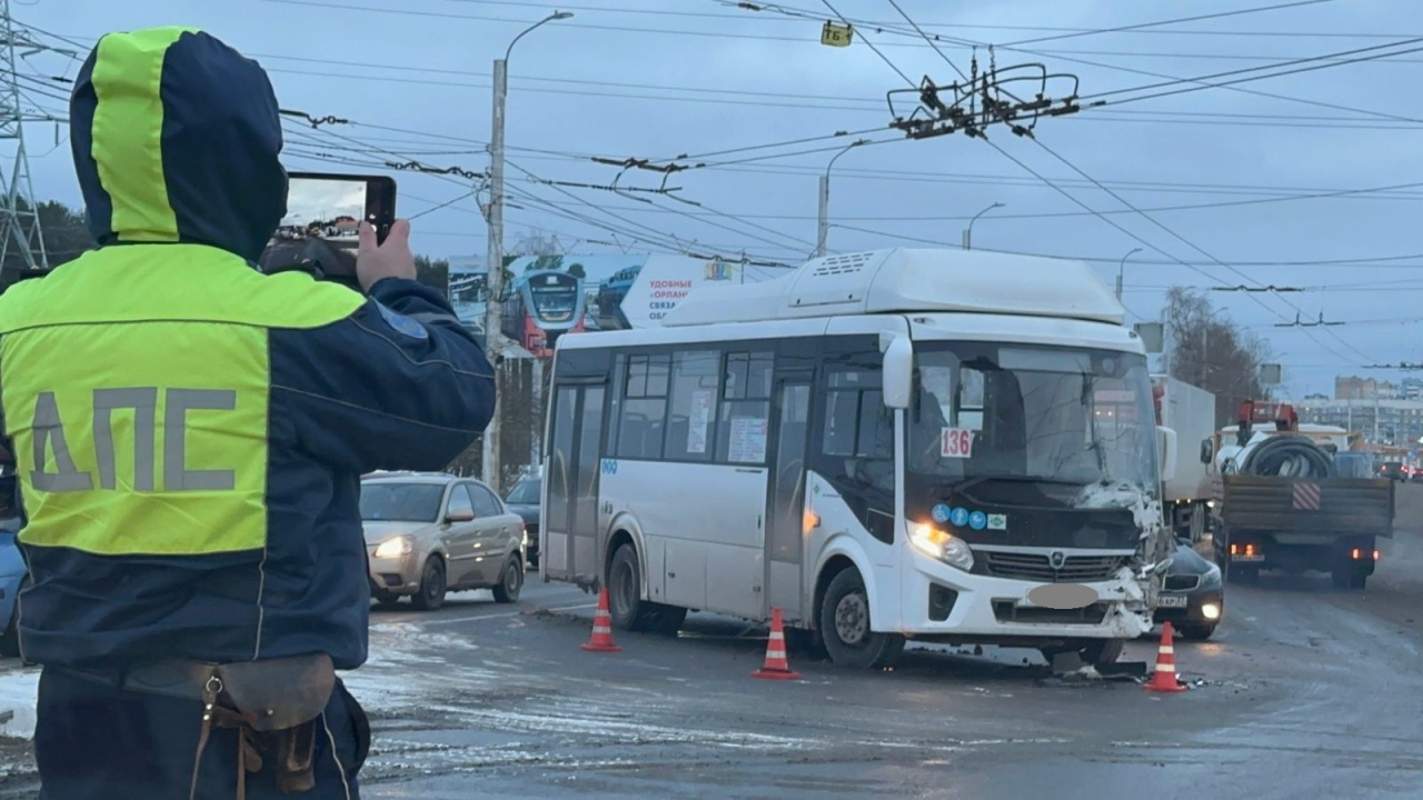 В Иванове пассажирский автобус не пропустил фургон (ФОТО, ВИДЕО)