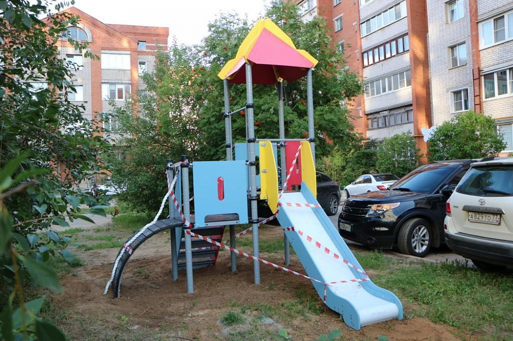 В микрорайоне Авдотьино областного центра обновляют детское игровое оборудование