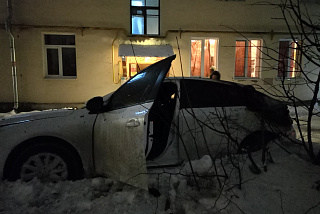 Беспредел во дворе в Иванове: пьяные покатушки на автомобиле, таран другого транспортного средства, возгорание второй машины (ФОТО)