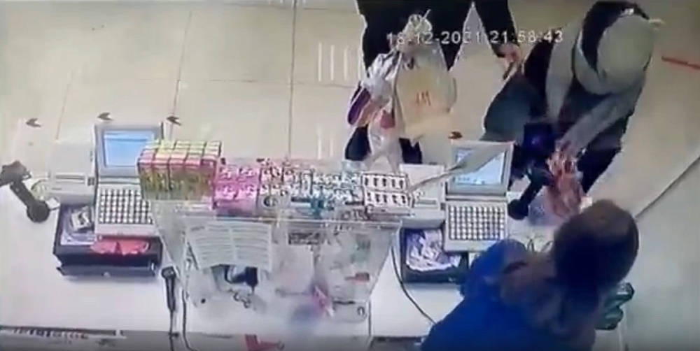 Разыскиваются подозреваемые в краже денежных средств с банковской карты (ВИДЕО)