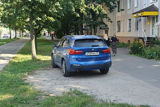 В Иванове привлекают к административной ответственности за парковку автомобилей на газонах, детских и спортивных площадках (ФОТО)