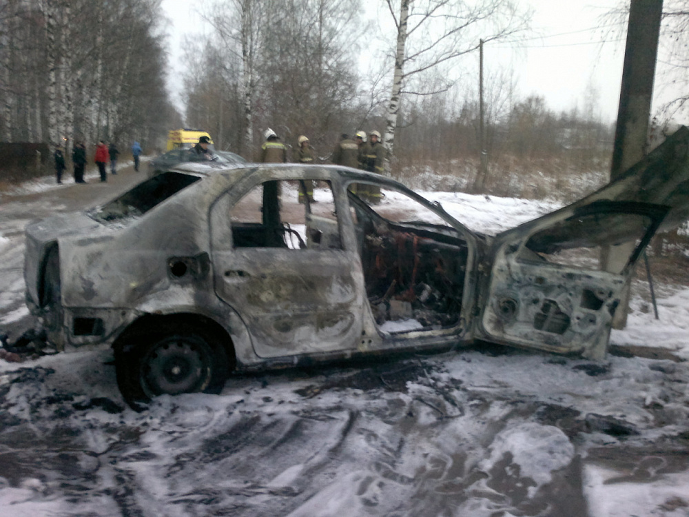 Огонь уничтожил автомобиль в Фурманове