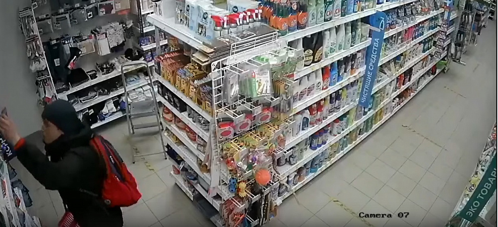 Разыскивается подозреваемый в совершении хищения товара из магазина в Иванове (ВИДЕО)