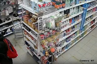 Разыскивается подозреваемый в совершении хищения товара из магазина в Иванове (ВИДЕО)