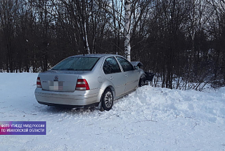В Ивановском районе автомобиль оказался в кювете, где совершил наезд на дерево (ФОТО)