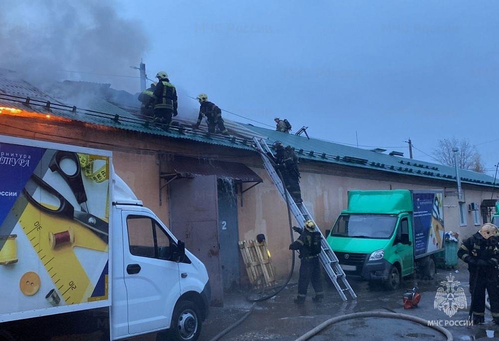 Пожар на складском помещении в Иванове распространился на площади 850 кв.м (ФОТО)