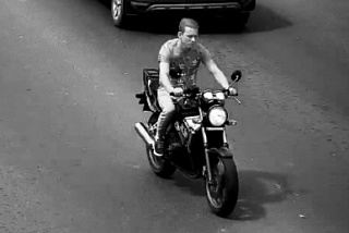 Обнародованы фотографии мотоциклиста, наехавшего на ребенка в Иванове и скрывшегося с места ДТП (ФОТО)