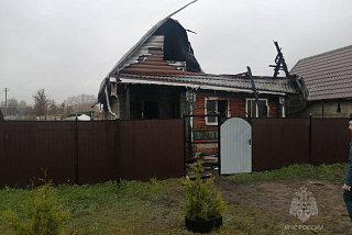 В поселке Наволоки сгорел двухэтажный дом (ФОТО)