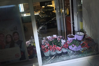 Ночь, житель Родников вылезает из разбитого окна магазина, а мужчину уже ждут правоохранители (ФОТО)