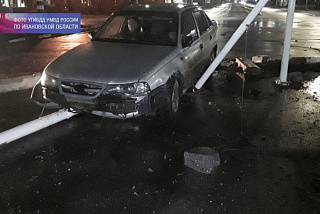 Нетрезвый автомобилист сбил флагштоки у автовокзала в Иванове (ФОТО)