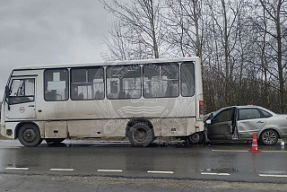 В Ивановской области легковушка наехала на автобус с пассажирами