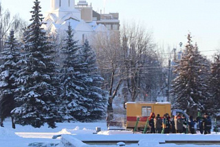 Новый год все ближе – монтируют елку на площади Пушкина в Иванове (ФОТО)