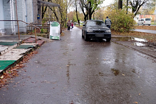 В Иванове привлекаются водители, допустившие стоянку транспорта на тротуаре (ФОТО)