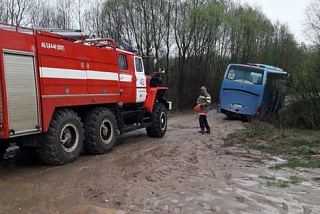 Подробности спасательной операции по вызволению экскурсионного автобуса. застрявшего на мосту в Ильинском районе (ФОТО)