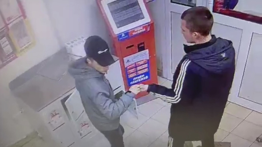 Разыскиваются подозреваемые в краже денег с чужой банковской карты (ВИДЕО)