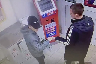 Разыскиваются подозреваемые в краже денег с чужой банковской карты (ВИДЕО)