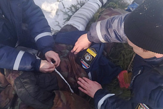 Ивановские спасатели провели операцию в лесу, транспортируя попавшего в беду лыжника (ФОТО)