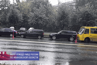 Водитель пассажирского автобуса наехал на автомобиль, что привело в Иванове к ДТП с участием четырех транспортных средств (ФОТО)