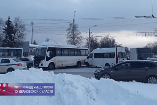 В Иванове водитель маршрутки отвлекся во время движения и допустил столкновение с другим пассажирским транспортом (ФОТО)