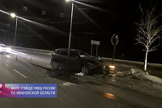 Ночное ДТП в Иванове: автомобиль в островке безопасности (ФОТО)