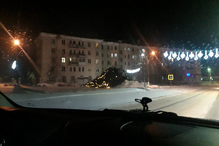 А ветер как дунул… и снес в Шуе новогоднюю елочку (ФОТО)