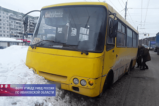 Автобус с пятью пассажирами на борту наехал на снежный сугроб в Иванове (ФОТО)