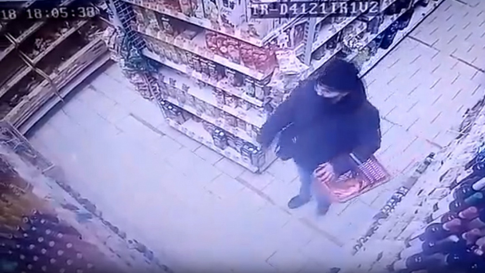 Ведется розыск подозреваемого в краже продуктов питания из магазина в Лухе (ВИДЕО)