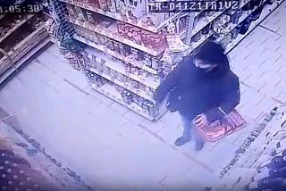 Ведется розыск подозреваемого в краже продуктов питания из магазина в Лухе (ВИДЕО)