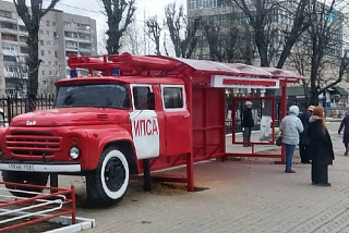В областном центре появилась остановка в виде пожарного ЗИЛа