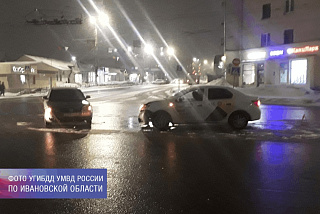В Иванове 11-летний ребенок госпитализирован с места ДТП. Водитель «Рено» трудился на автомобиле, не имея водительского удостоверения (ФОТО)