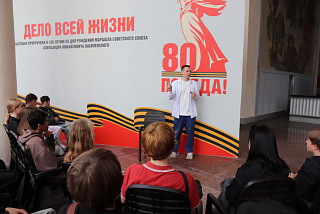 Подростки из профильного лагеря «Вектор» побывали на посвященной Маршалу А.М. Василевскому выставке (ФОТО)