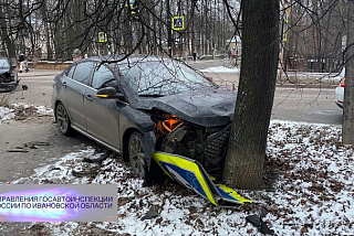 При столкновении автомобилей в Иванове транспортное средство отбросило на дорожный знак, который упал на пешехода (ФОТО)