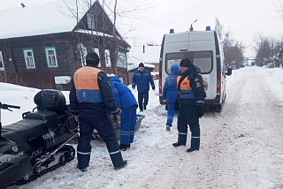 Неспокойные выходные ивановских спасателей: от эвакуации тела из труднопроходимого леса до извлечения водителя из поврежденного в ДТП автомобиля (ФОТО)