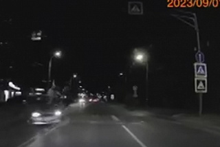 Жесткий наезд на женщину и ребенка в Иванове: пешеходы пострадали, водитель скрылся, автомобиль нашли сожженным (ВИДЕО с места ДТП)