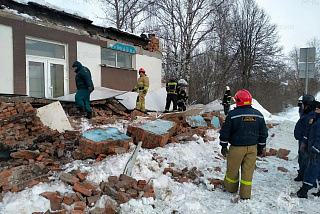 В Фурманове из-под обломков обрушившегося козырька магазина извлекли погибшего (ФОТО 18+)