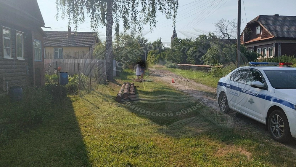 В Лухском районе подросток на мопеде наехал на малыша   