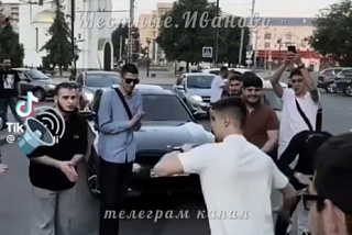 В Иванове группа молодых людей станцевала на проезжей части   