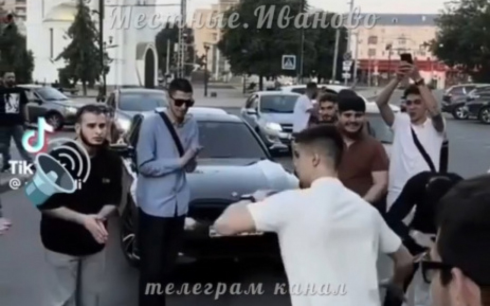 В Иванове группа молодых людей станцевала на проезжей части   