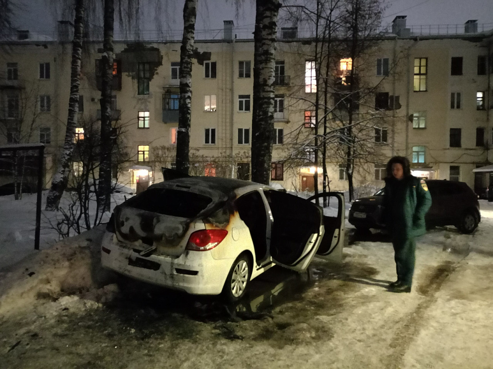 Появилось видео беспредела во дворе дома по проспекту Ленина в Иванове (ВИДЕО)