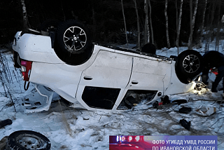 В Палехском районе автомобиль с проезжей части вылетел в кювет. Транспортное средство опрокинулось (ФОТО)