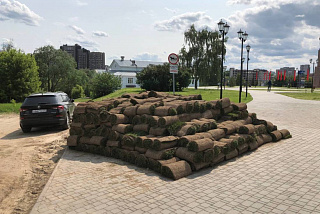 В Иванове в сквере за мемориалом «Героям фронта и тыла» проводятся работы по перекладке рулонного газона (ФОТО)