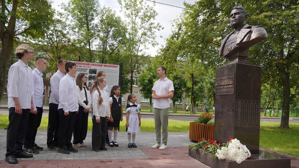 Памятник маршалу Василевскому торжественно открыли в Иванове (ФОТО)