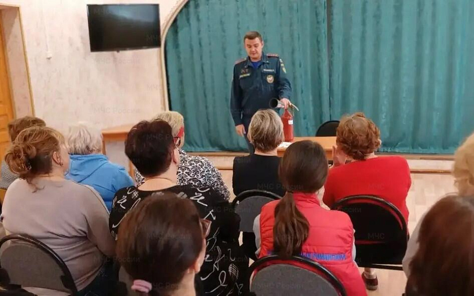 В Приволжском районе для пожилых провели лекцию по пожарной безопасности