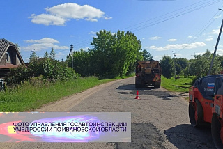 В Кинешемском районе автомобиль наехал на осуществляющего ремонт дороги мужчину (ФОТО)